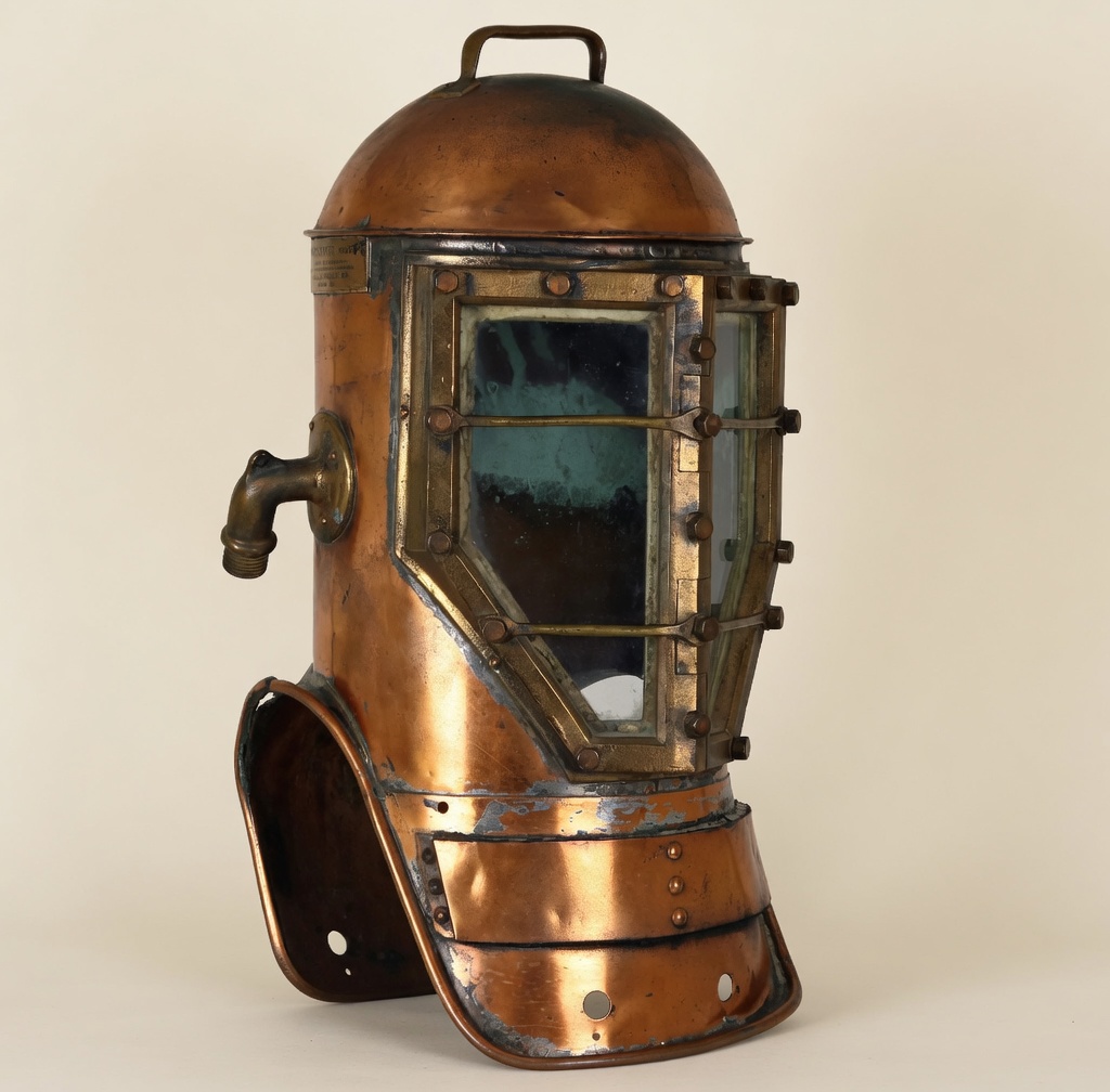 Antique diving helmet with front viewport